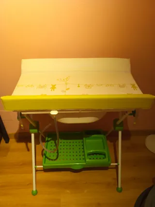 Cambiador con bañera plegable para bebé