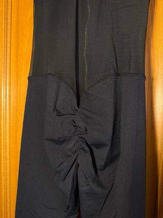 Mono negro con cremallera y espalda transparente