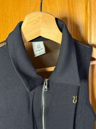 Mono negro con cremallera y espalda transparente