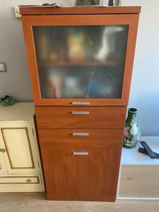 Comedor. Mesa, sillas y muebles Tv, auxiliar