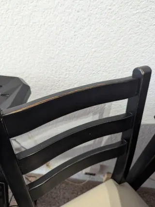 Mesa de comedor negra con 2 sillas