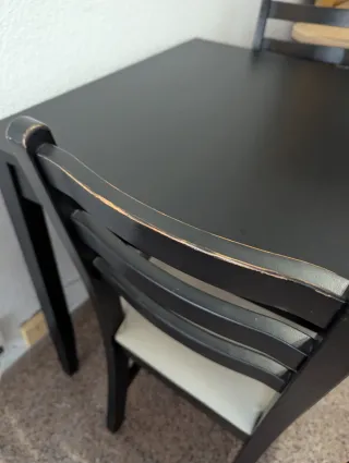 Mesa de comedor negra con 2 sillas