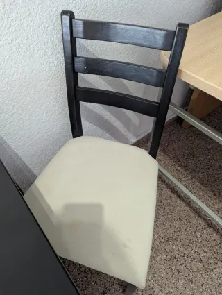 Mesa de comedor negra con 2 sillas