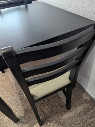 Mesa de comedor negra con 2 sillas