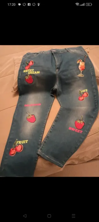 Calças de ganga com bordados de fruta