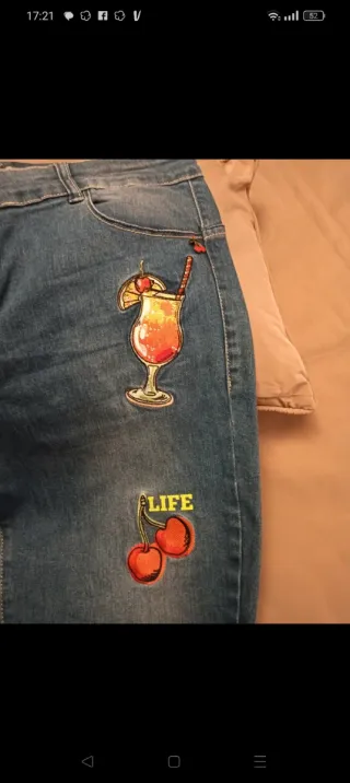 Calças de ganga com bordados de fruta