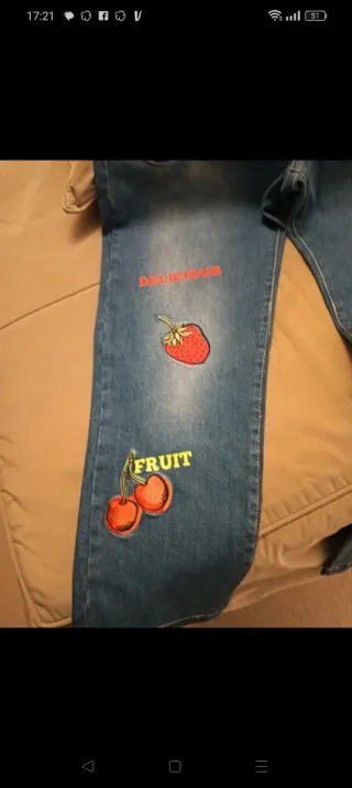 Calças de ganga com bordados de fruta