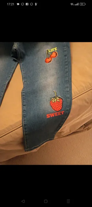 Calças de ganga com bordados de fruta