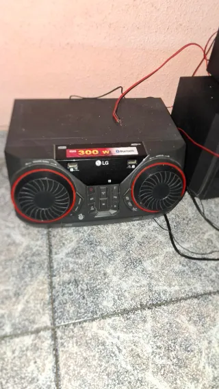 Mini cadena bluetooth, potente 300w . Cómo nueva .
