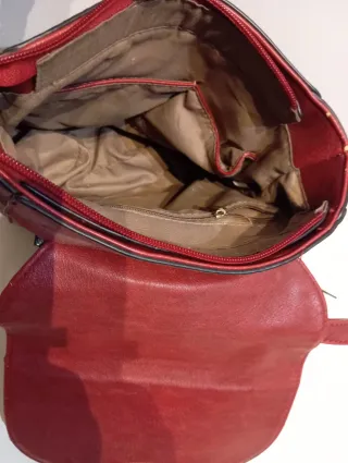 Bolso- mochila rojo de piel