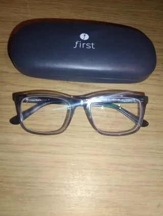 Gafas graduadas de cerca grises y patillas negras