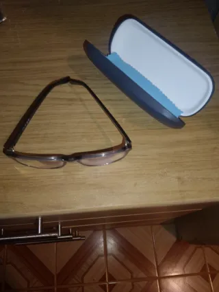 Gafas graduadas de cerca grises y patillas negras