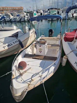 Barco con toldo azul