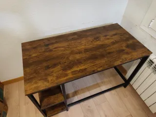 Escritorio madera y metal con estanterías