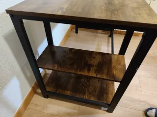 Escritorio madera y metal con estanterías