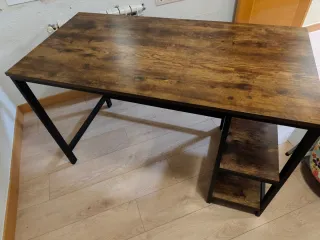 Escritorio madera y metal con estanterías