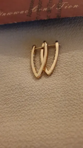 Pendientes dorados nuevos con caja