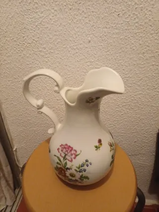 Jarra de porcelana francesa con flores