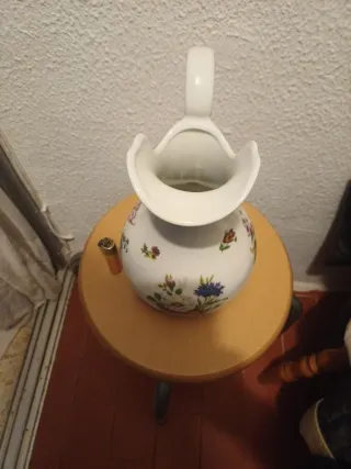 Jarra de porcelana francesa con flores