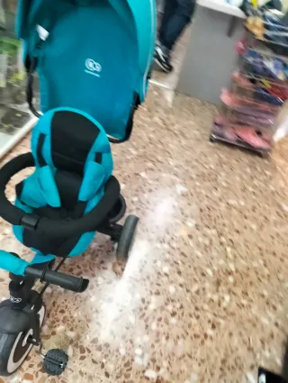 Triciclo infantil azul y negro