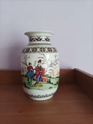 Vaso in porcellana con motivi cinesi