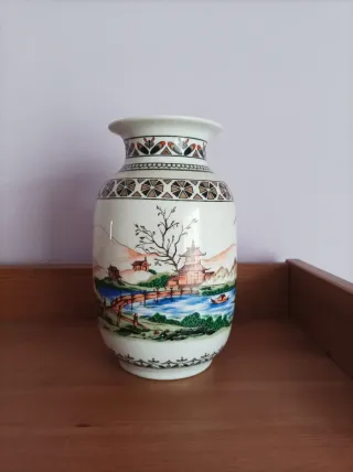 Vaso in porcellana con motivi cinesi