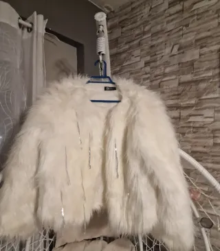 Abrigo corto blanco con detalles plateados