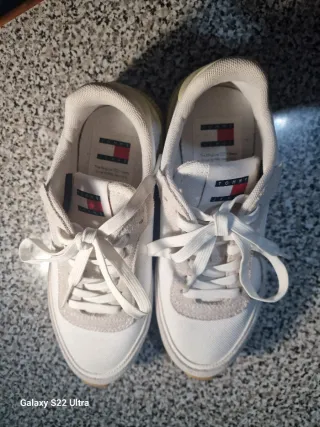 Tenis Tommy Hilfiger Beige y Blanco