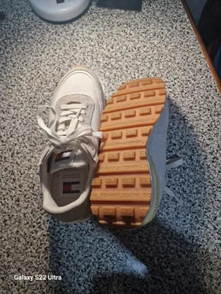 Tenis Tommy Hilfiger Beige y Blanco