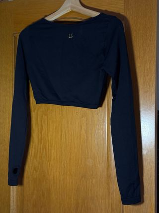 Camiseta crop negra fruncida