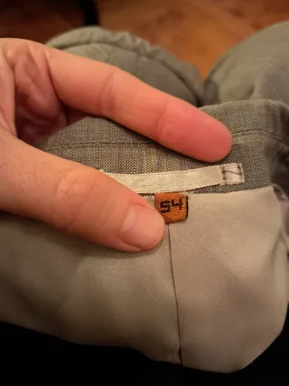 Traje de hombre gris: pantalón y chaqueta