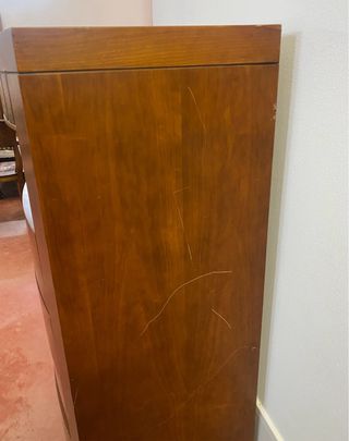 Mueble alto de madera con cajones