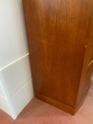 Mueble alto de madera con cajones