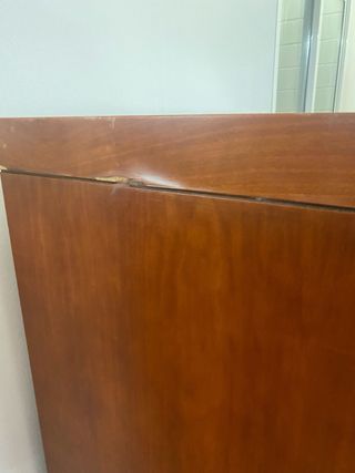 Mueble alto de madera con cajones