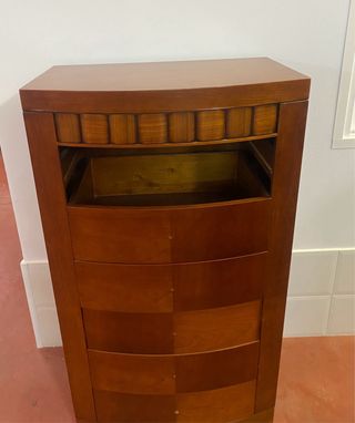 Mueble alto de madera con cajones