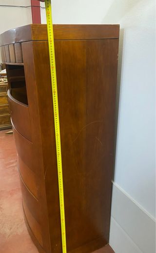 Mueble alto de madera con cajones