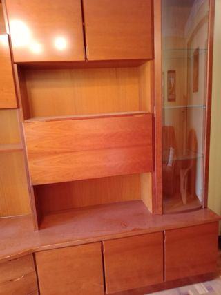 Mueble de salón de madera y cristal