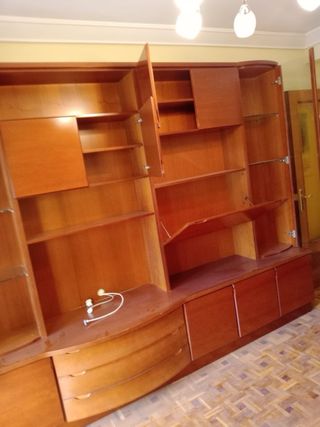 Mueble de salón de madera y cristal