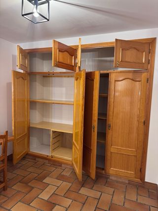 Armario de madera maciza