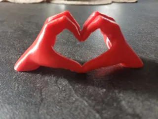 Decorazione a forma di cuore rossa