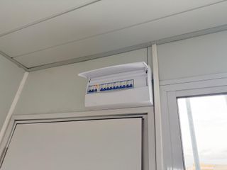 Caseta oficina prefabricada con luz