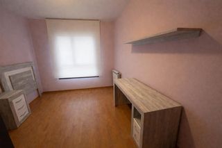 Dormitorio juvenil gris y blanco