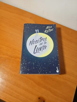Nosotros en la luna: El libro más vendido del a...