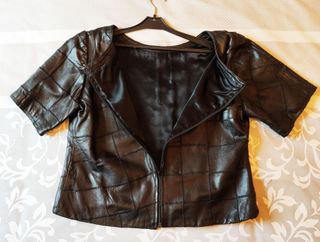 Chaqueta mujer de piel negra y manga corta