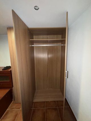 Armario ropero de madera