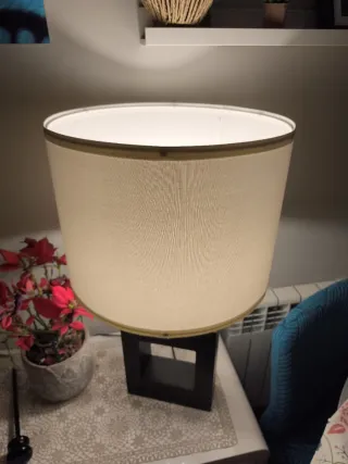 Lámpara de mesa moderna beige y negra