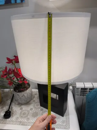 Lámpara de mesa moderna beige y negra