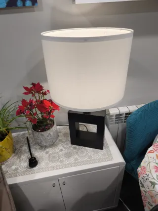 Lámpara de mesa moderna beige y negra