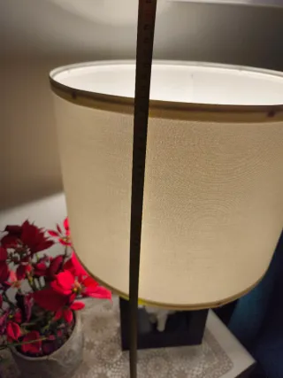 Lámpara de mesa moderna beige y negra