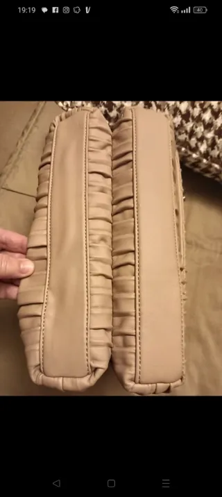 Carteira Gloria Ortiz bege com corrente